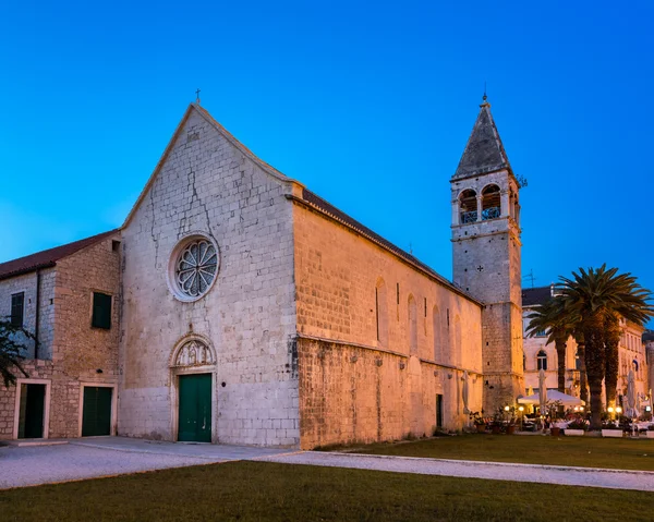 Iglesia iluminada de Santo Domingo en Trogir por la noche, Croacia —  Fotos de Stock