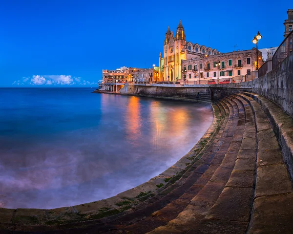 Teluk Balluta dan Gereja Our Lady of Mount Carmel di Saint Juli — Stok Foto