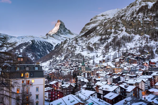 Zermatt Vadisi ve Dawn, Switz zirvesinde Matterhorn havadan görünümü