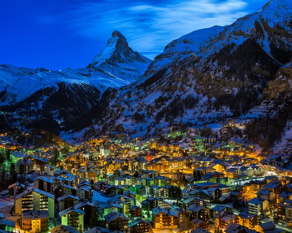 Widok z lotu ptaka na dolinie Zermatt i szczyt Matterhorn świcie, Switz — Zdjęcie stockowe