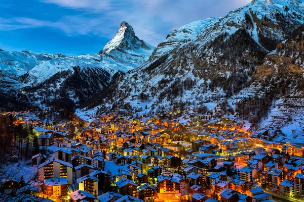 Vista aérea del valle de Zermatt y el pico Matterhorn en Dawn, Suiza —  Fotos de Stock