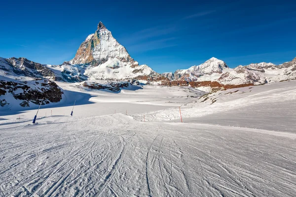 Piste de ski ensoleillée et sommet du Cervin à Zermatt, Suisse — Photo