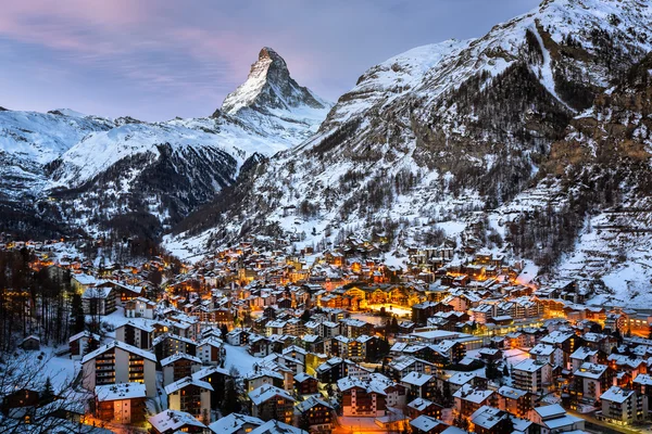 Vista aérea no vale de Zermatt e pico de Matterhorn pela manhã Fotografias De Stock Royalty-Free