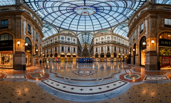 Mosaik golv och glaskupol i Galleria Vittorio Emanuele Ii i — Stockfoto