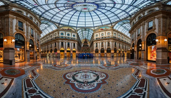 Mosaïque de sol et dôme en verre à Galleria Vittorio Emanuele II en — Photo