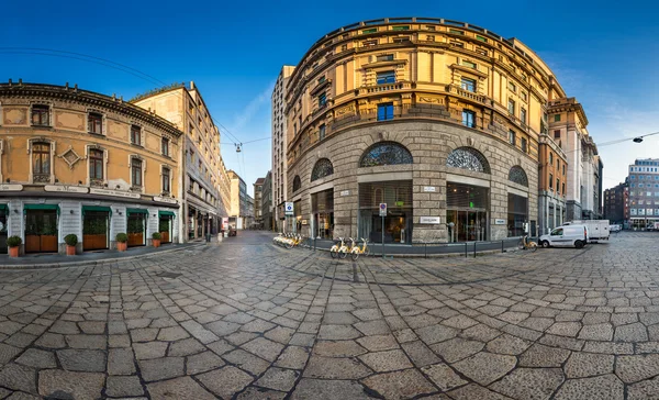 Via Чезаре готелі Beccaria і Excelsior Промтоварний магазини в Мілані, Італія — стокове фото