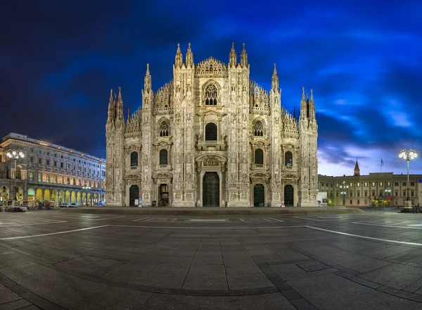 Catedral de Milão (Duomo di Milano) e Praça Duomo no Mornin — Fotografia de Stock