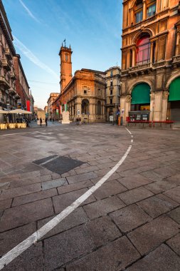 Piazza del Duomo ve Via dei Mercanti sabah, Milan, Ita içinde