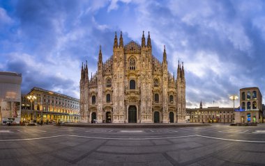 Duomo di Milano (Milan Katedrali) ve Piazza del Duo Panoraması