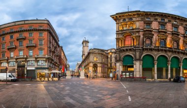 Piazza del Duomo ve Via dei Mercanti sabah, Milan, Ita içinde