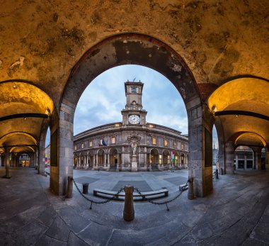 Palazzo della Ragione ve Via dei Mercanti sabah, Milan