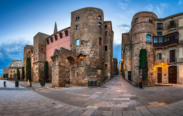 Panorama du mur et de la porte de la ville romaine Barcino et Placa Nova i — Photo