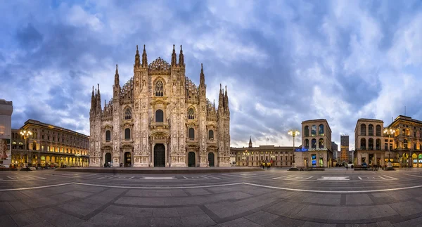 Panorama van de Duomo di Milano (Milaan kathedraal) en Piazza del Duo — Stockfoto