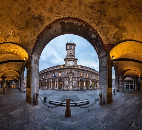 Palazzo della Ragione y Via dei Mercanti en la mañana, Milán —  Fotos de Stock