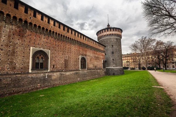 Die äußere wand des castello sforzesco (sforza castle) in milan, i — Stockfoto