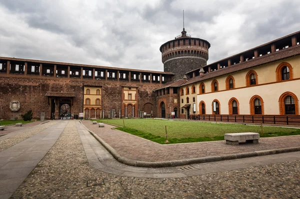 Die Mauer und die Türme des Castello sforzesco in mil — Stockfoto