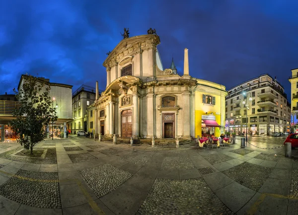 Сент-Джордж церкви (К'єза San Giorgio Аль Palazzo) і Torino S — стокове фото