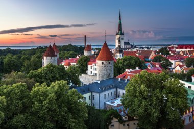 Toompea Hill akşam Tallinn eski şehrin havadan görünümü