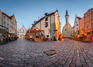 Tallinn Belediye Binası ve Olde Hansa Restoran sabahları, uzun boylu