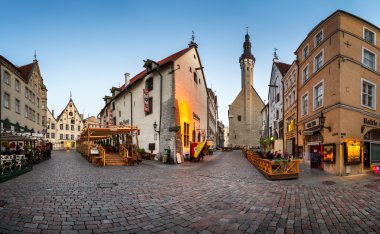 Tallinn Belediye Binası ve Olde Hansa Restoran sabahları, uzun boylu