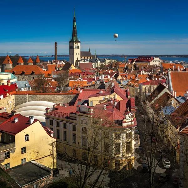 Veduta aerea della città vecchia di Tallinn e della chiesa di Olaviste da Toompea — Foto Stock