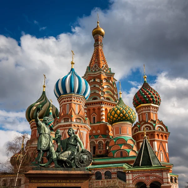Saint Basil Church and Minin and Pozharsky Monument in Moscow, R — Stock Photo, Image
