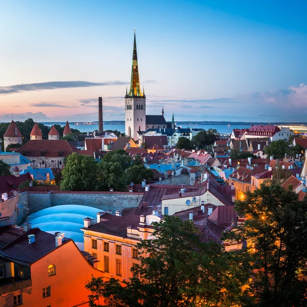 Veduta aerea della città vecchia di Tallinn la sera, Tallinn, Estonia — Foto Stock