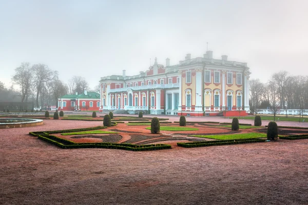 O Palácio Kadriorg construído pelo czar Pedro Magno em Tallinn, Es — Fotografia de Stock