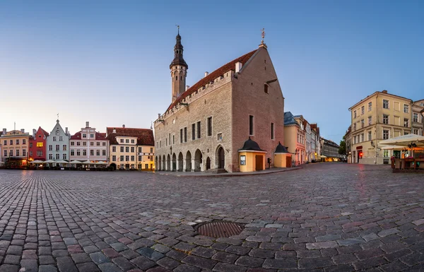 Ayuntamiento de Tallin y Plaza Raekoja por la mañana, Tallin, Es — Foto de Stock