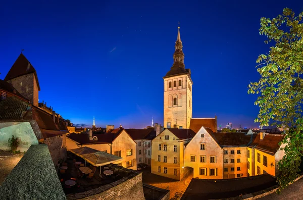 Wieczorem widok starego miasta i Święty Mikołaj (Niguliste) i Kościół — Zdjęcie stockowe