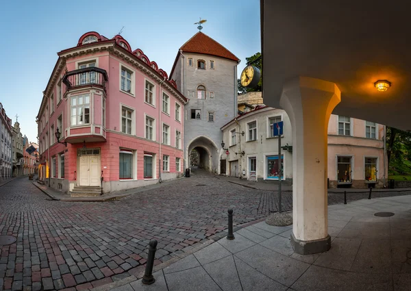 Tallinn Down Town e cancello di Torre fino all'Upper Town, Tallinn, Est — Foto Stock