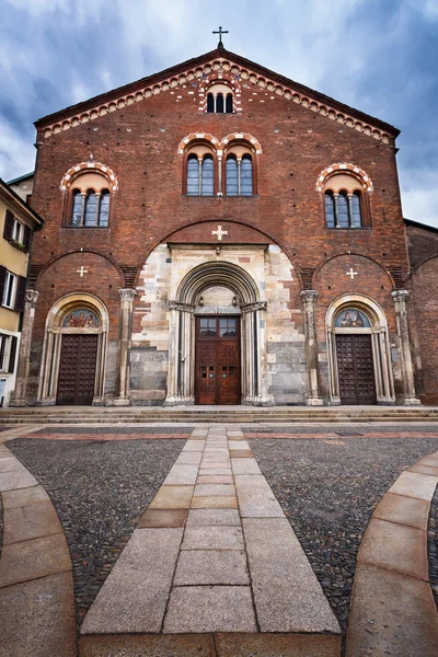 Basilica di San Simpliciano and Piazza San Simpliciano in Milan, — Stock Photo, Image