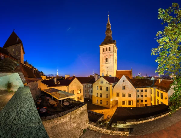 Vista noturna da Cidade Velha e Igreja de São Nicolau (Niguliste) i — Fotografia de Stock