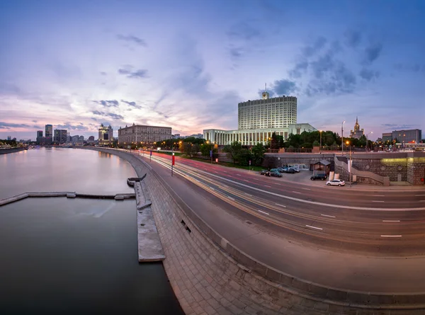 Russo Casa Bianca e Krasnopresnenskaya Embankment nella vigilia — Foto Stock