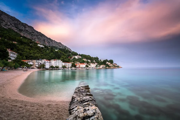 Hermosa playa adriática y pueblo de Mimice en Omis Riviera —  Fotos de Stock