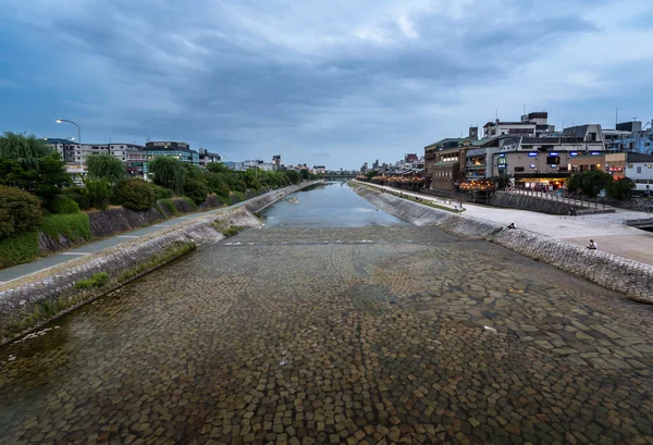 Kamo rivier en kyoto in de avond, kyoto, japan — Stockfoto