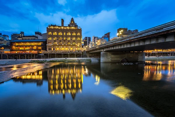 夕方、京都、日本で加茂川と四条通の橋 — ストック写真