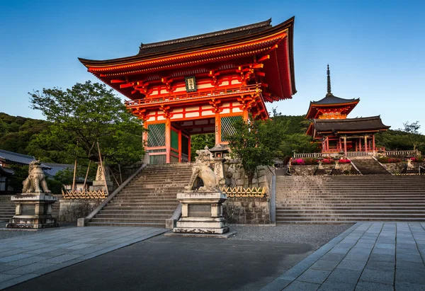 Ворота kiyomizu dera temple illumineted в japa sunset, kyoto, — стокове фото