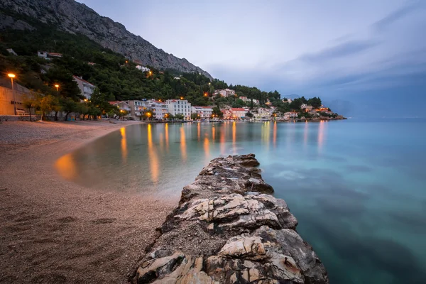 Praia Adriática bonita e Mimice Village em Omis Riviera em t Imagem De Stock