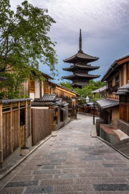 Yasaka Pagoda ve Sannen Zaka Street sabah Gion, Kyoto