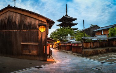 Yasaka Pagoda ve Sannen Zaka Street sabah Gion, Kyoto