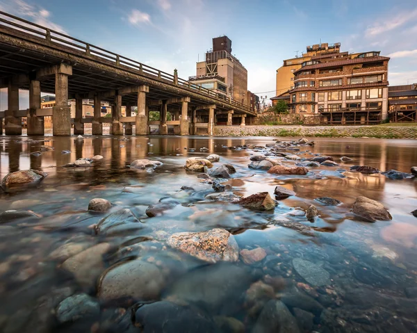 Sanjo Ohashi Bridge ve Kamo Nehri sabah, Kyoto, Japonya — Stok fotoğraf