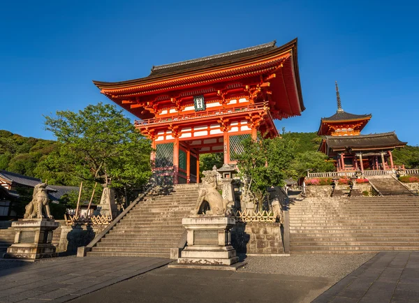 Otowa-Сан-Kiyomizu dera Temple увечері, Кіото, Японія — стокове фото