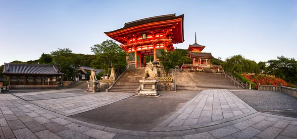 晚上，京都音羽圣清水寺的全景 — 图库照片