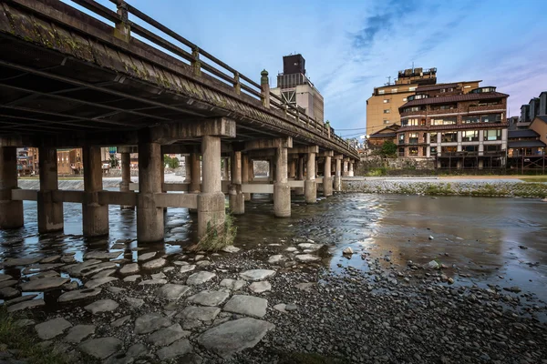 Sanjo Ohashi Bridge ve Kamo Nehri şafakta, Kyoto, Japonya — Stok fotoğraf