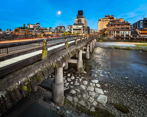 Sanjo-ohashi-Brücke und Kamo-Fluss im Morgengrauen, Kyoto, Japan — Stockfoto