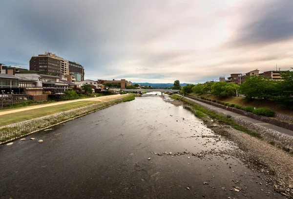 Kamo Nehri ve Kyoto Merkezi sabah, Kyoto, Japonya — Stok fotoğraf
