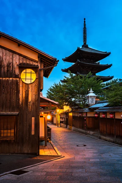 Pagoda de Yasaka y la calle Sannen Zaka en la mañana, Gion, Kyoto — Foto de Stock