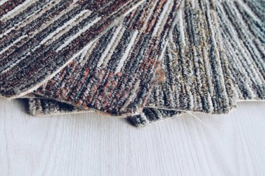 Örnekteki çok renkli halı örnekleri.