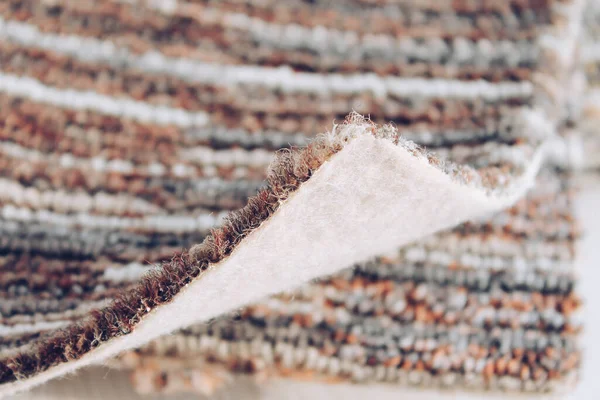 Örnekteki çok renkli halı örnekleri.